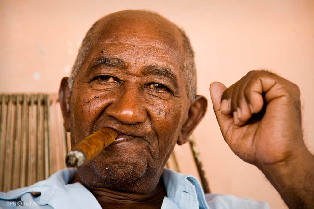 Cuba. Un hombre se fuma un habano en Viñales.