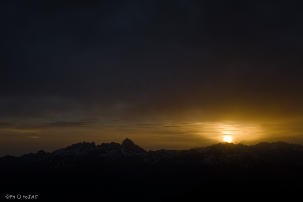 Vistas del amanecer en los Picos de Europa (Macizo del Cornión) desde la cima del pico Pileñes, en el Parque Natural de Ponga (Asturias).