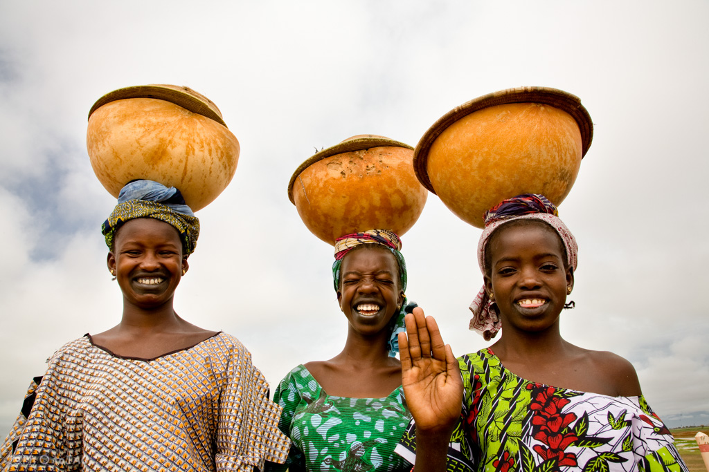 Mali. Tres jóvenes en la aldea de Alamante, próxima a Djenne.