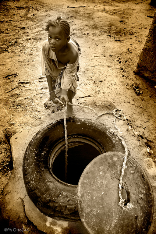 Mali. Una niña saca agua de un pozo en la ciudad de Djenne.