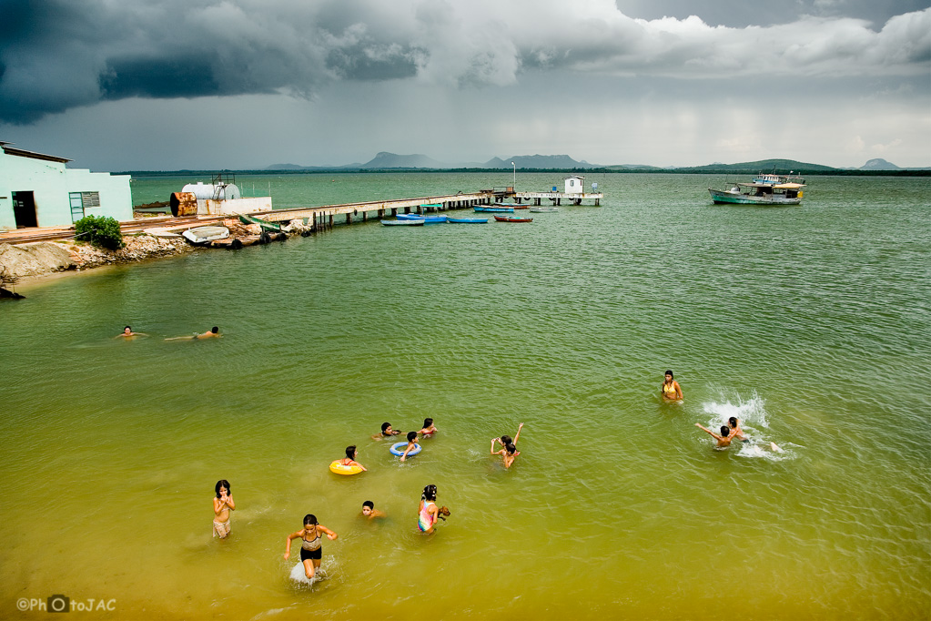 Cuba. Niños bañándose en la playa poco antes de que descargara una tormenta. Gibara.