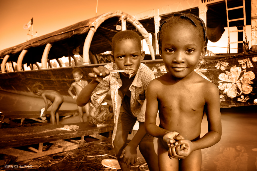 Mali. Niños cerca de las grandes pinazas del puerto de Kabara (a 12km de Tombouctou), que unen esta ciudad con Mopti y Gao por el río NIger.