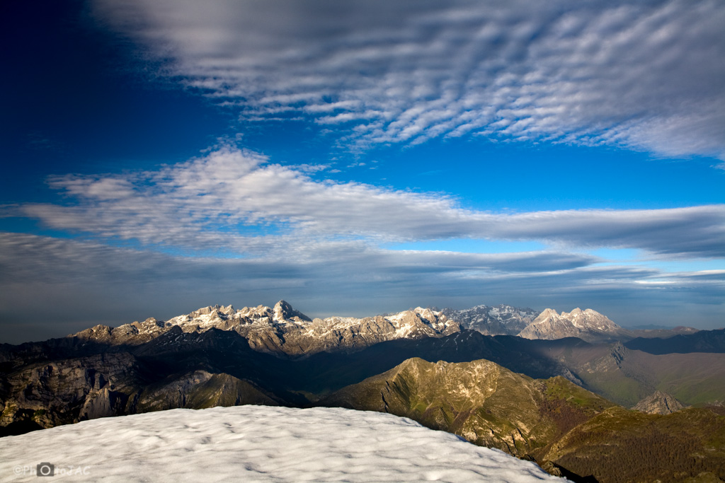 Vistas de los Picos de Europa (Macizo del Cornión) desde la cima del pico Pileñes, en el Parque Natural de Ponga (Asturias)