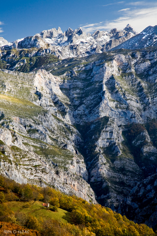 Macizo del Cornión (Picos de Europa), vistos desde el camino a "Les Bedules" (concejo de Ponga).