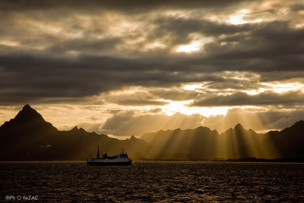 Noruega. Atardecer en las islas Lofoten desde la isla Skrova.