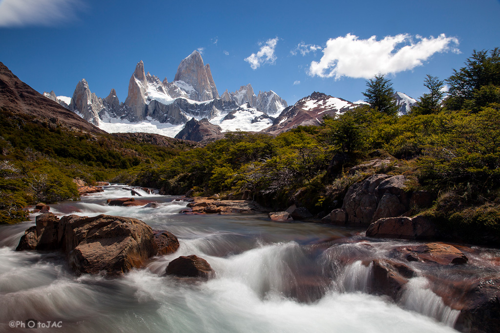 Argentina (Patagonia). Monte Fitz Roy (3405m). Parque nacional Los Glaciares. Ruta desde la villa de El Chaltén.
